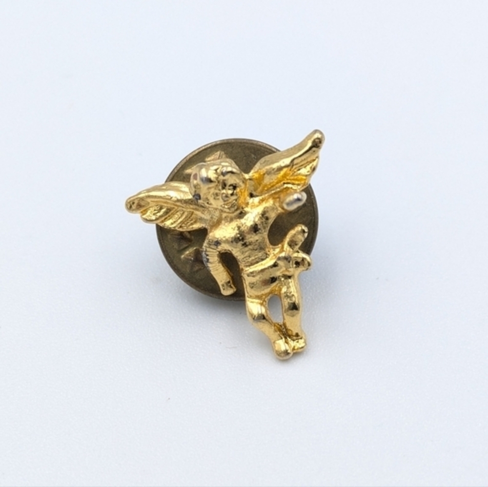 5/25$  Vintage gold tone angel lapel pin